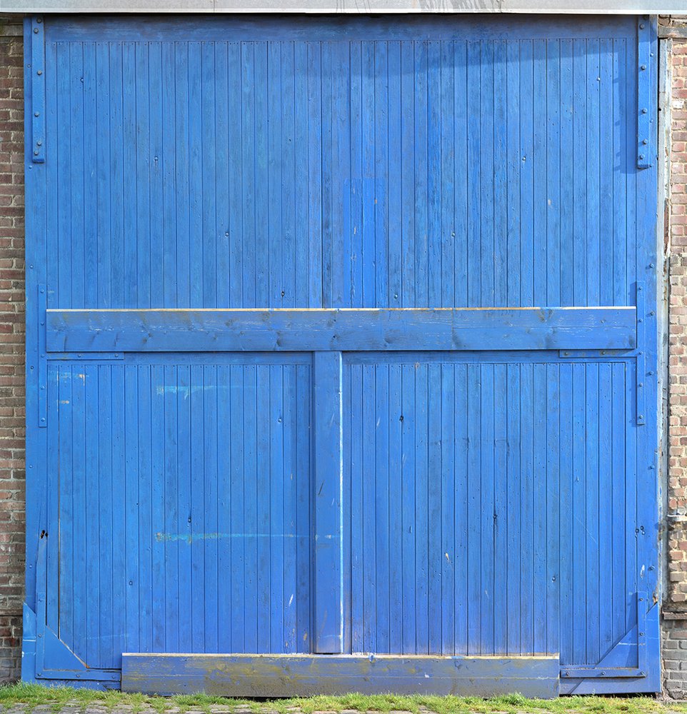 papier peint matière brute représentant une porte de hangar bleue