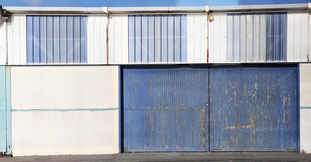 papier peint représentant une porte bleue de hangar