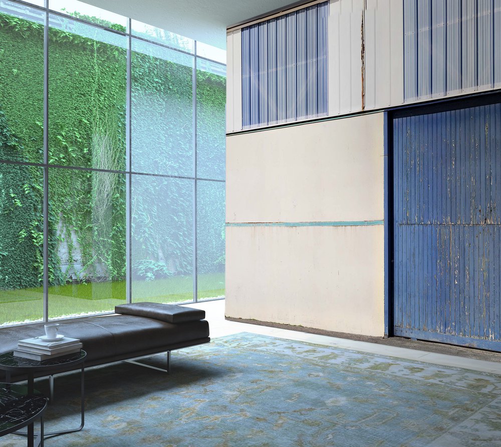 sur le mur de ce séjour est posé un papier peint représentant une porte  bleue de hangar