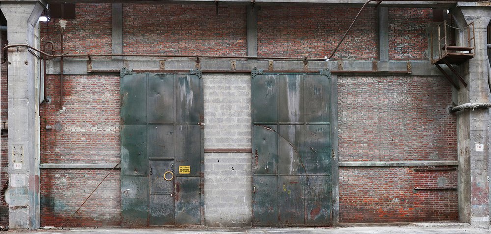 papier peint néo-industriel représentant une porte de hangar rouillée