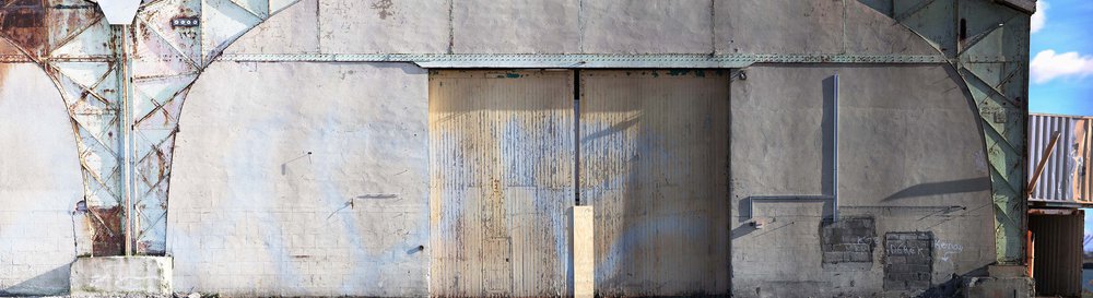 wall of a living room on which is a wallpaper representing the door r of a port dock