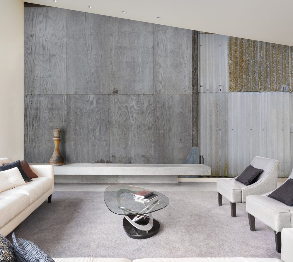 dans une entrée papier peint présentant un mur de bois gris