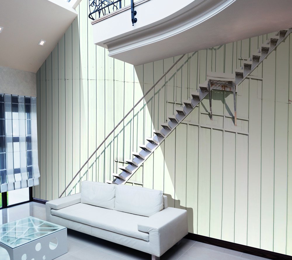 sur le mur de ce séjour est posé cet étonnant papier peint avec un escalier
