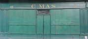 papier peint matière brute montrant une ancienne boutique parisienne verte
