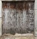 sur le mur d'une véranda, papier peint panoramique matière brute représentant une porte de grange