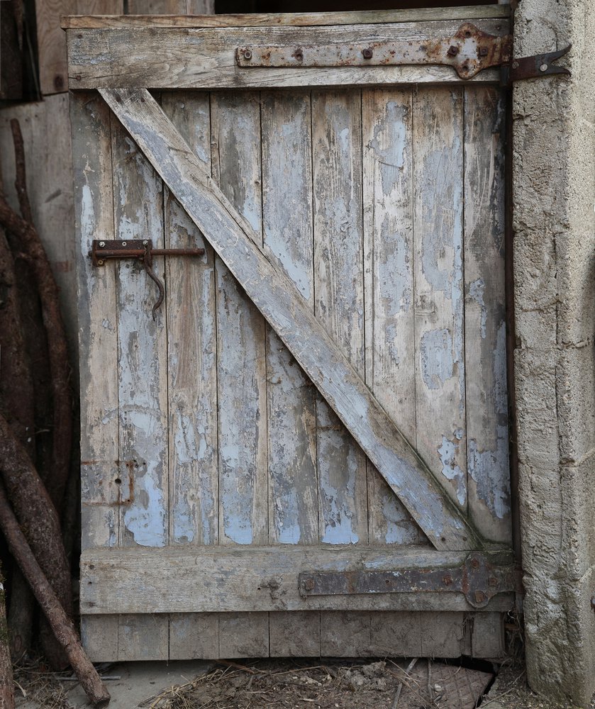 papier peint matière brute  représentant une vieille porte de grange