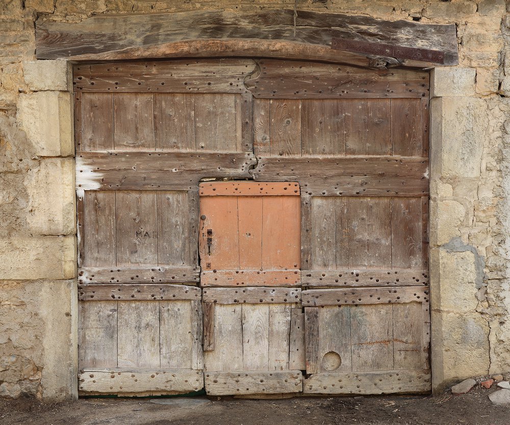 papier peint panoramique campagnard représentant une ancienne porte de grange