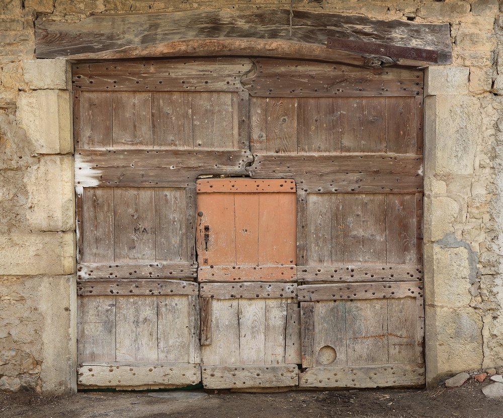 panoramic country wallpaper representing an old barn door