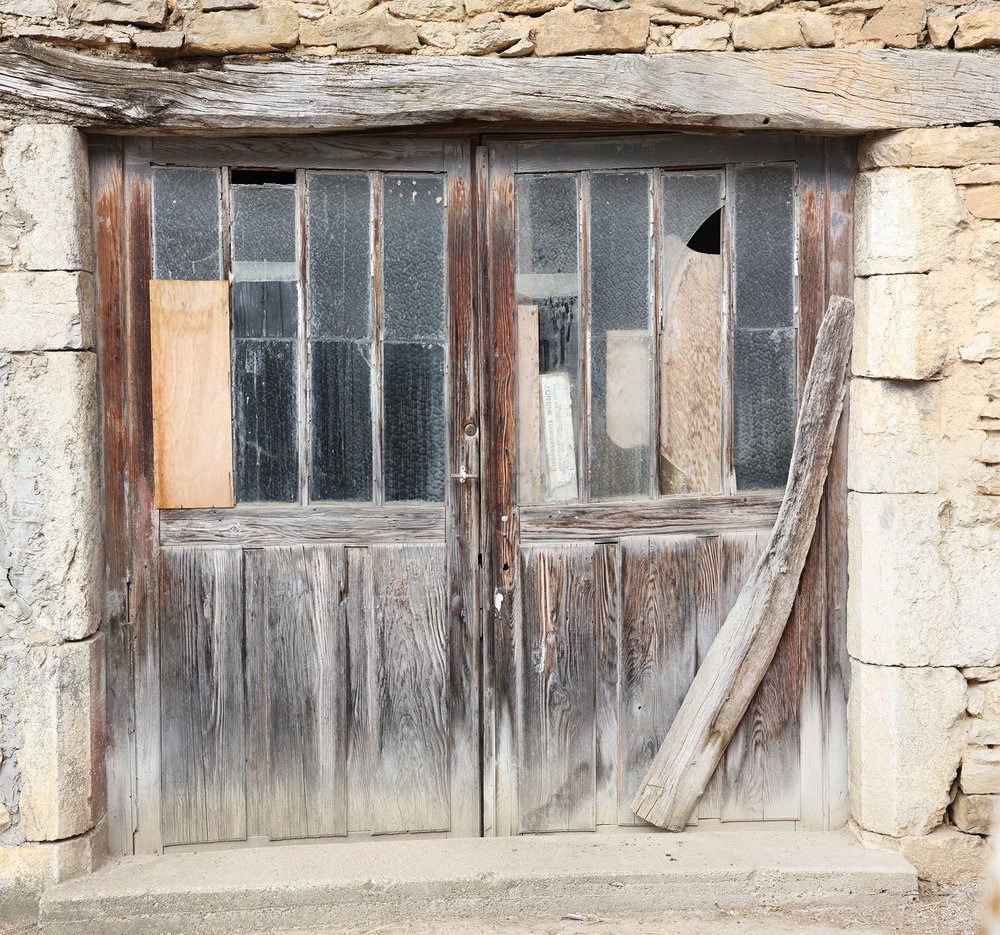 papier peint panoramique contemporain représentant une porte de grange