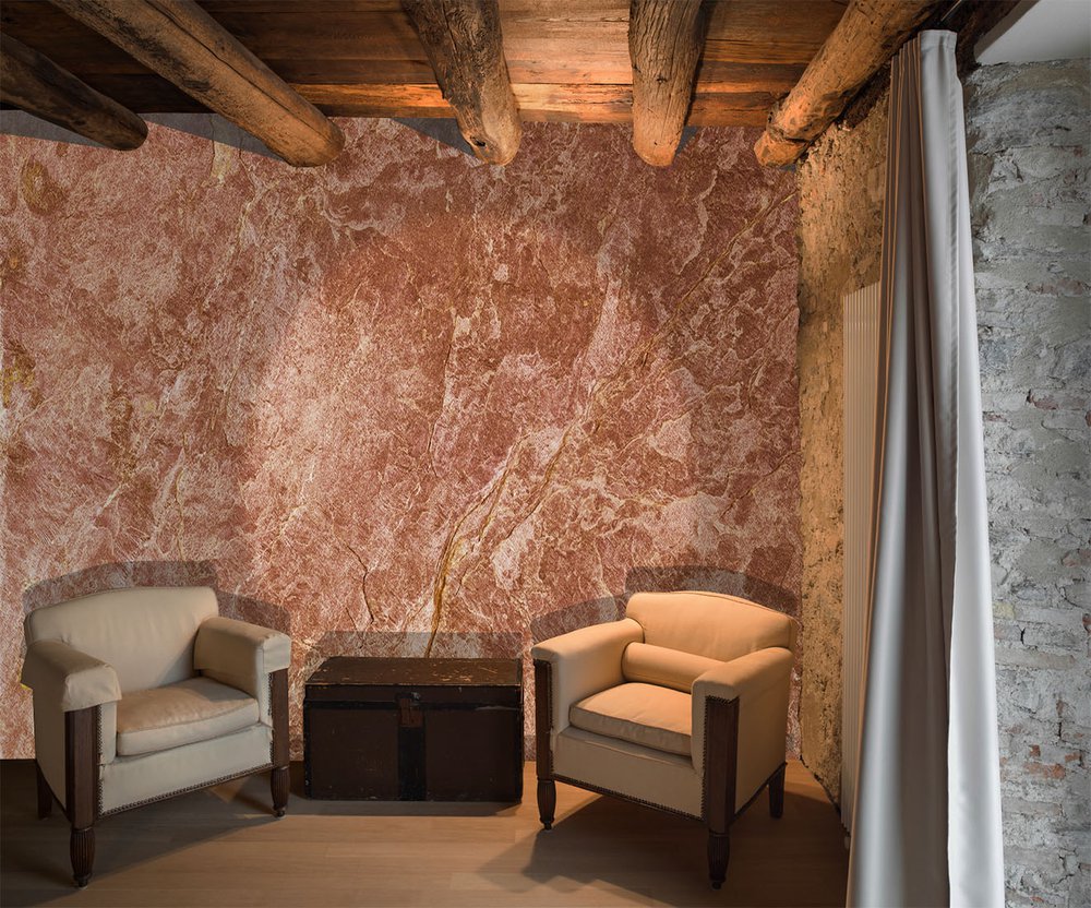 in this rustic living room, this wallpaper gives a touch of warm authenticity