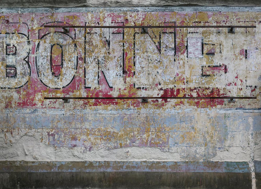 papier peint représentant une ancienne publicité d’apéritif peinte sur le mur