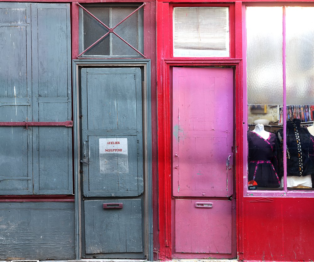 wallpaper showing the store of an artist sculptor