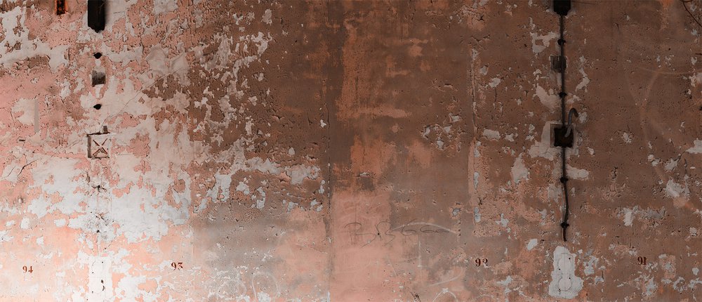 papier peint panoramique ethnique représentant un mur brut couleur argile
