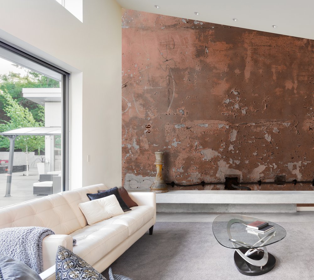 papier peint panoramique ethnique représentant un mur brut couleur argile dans un salon