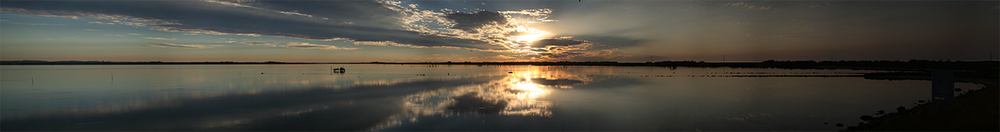 coucher de soleil sur l'eau