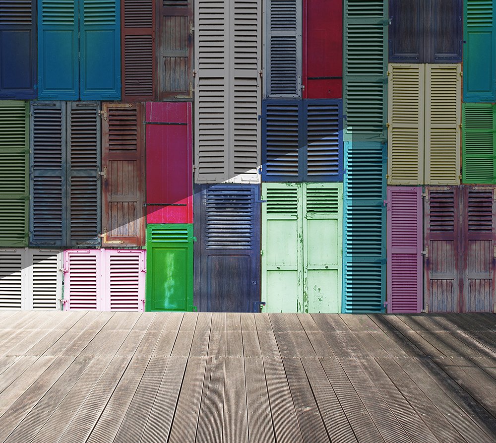 papier peint panoramique revigorant représentant des volets multicolores dans une salle